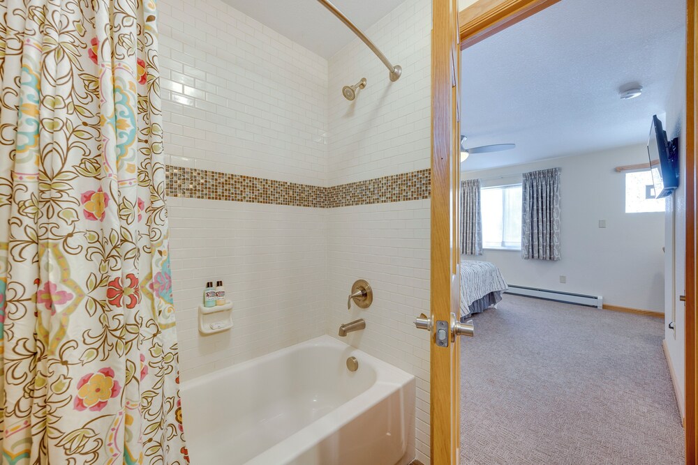 Mountain-view Apt: Walk to Local Attractions!
