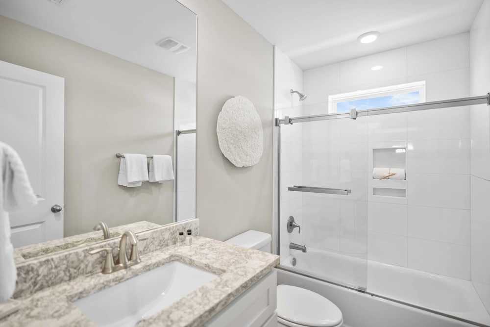 Mins to Beach Access + Pet-friendly + Golf Cart 30A White Sands by Avantstay