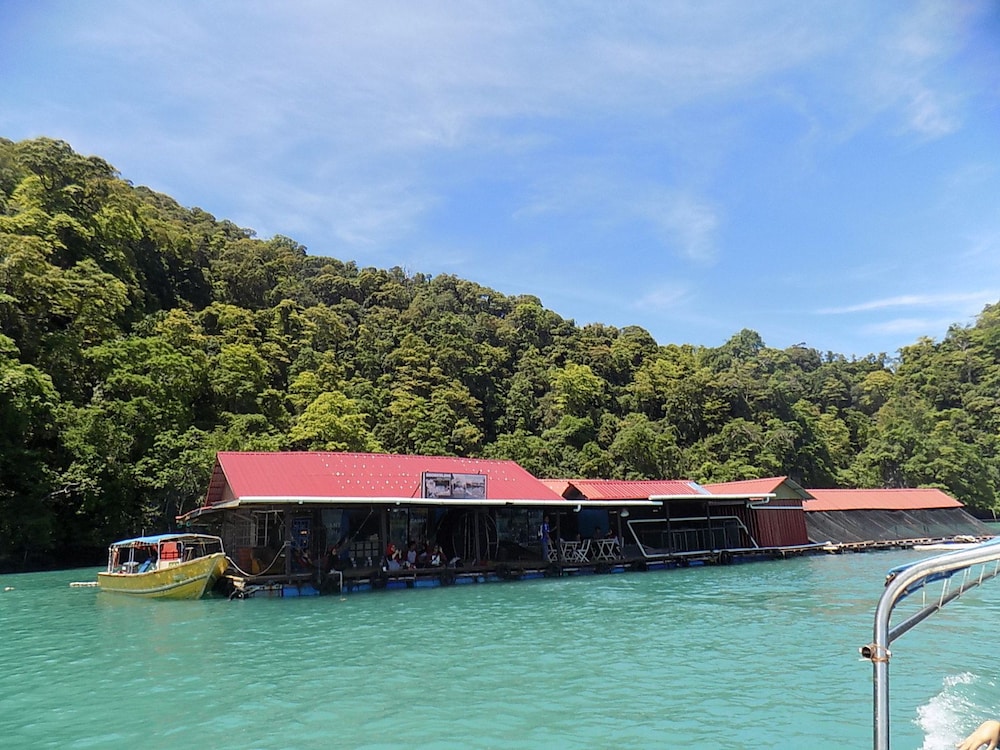Terapung Hotel & Fish Garden