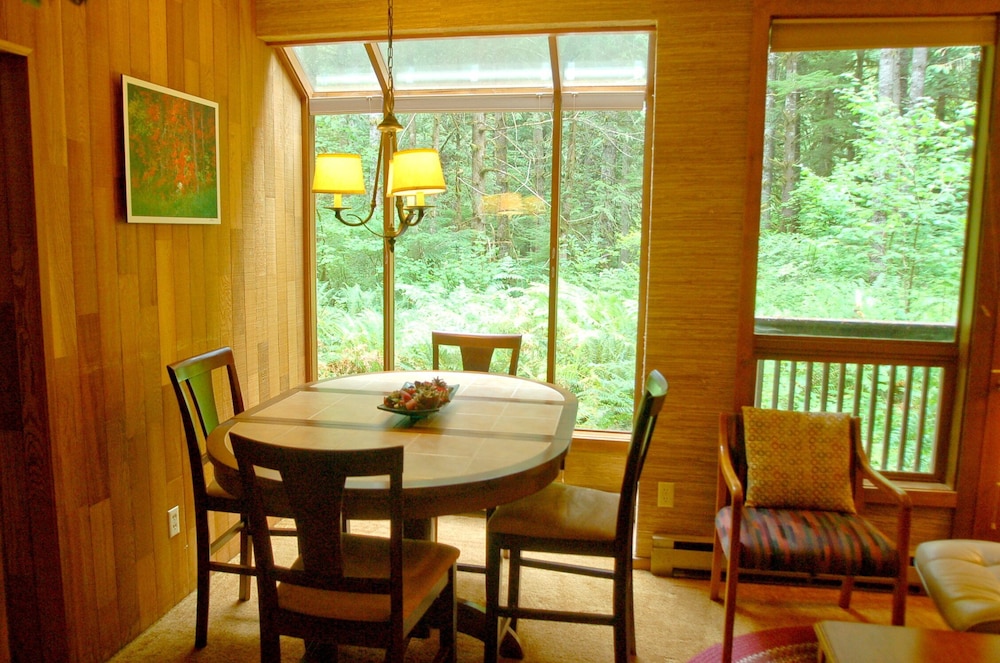 Snowater Condo #84 - Large Condo With Private Sauna and Soaker tub