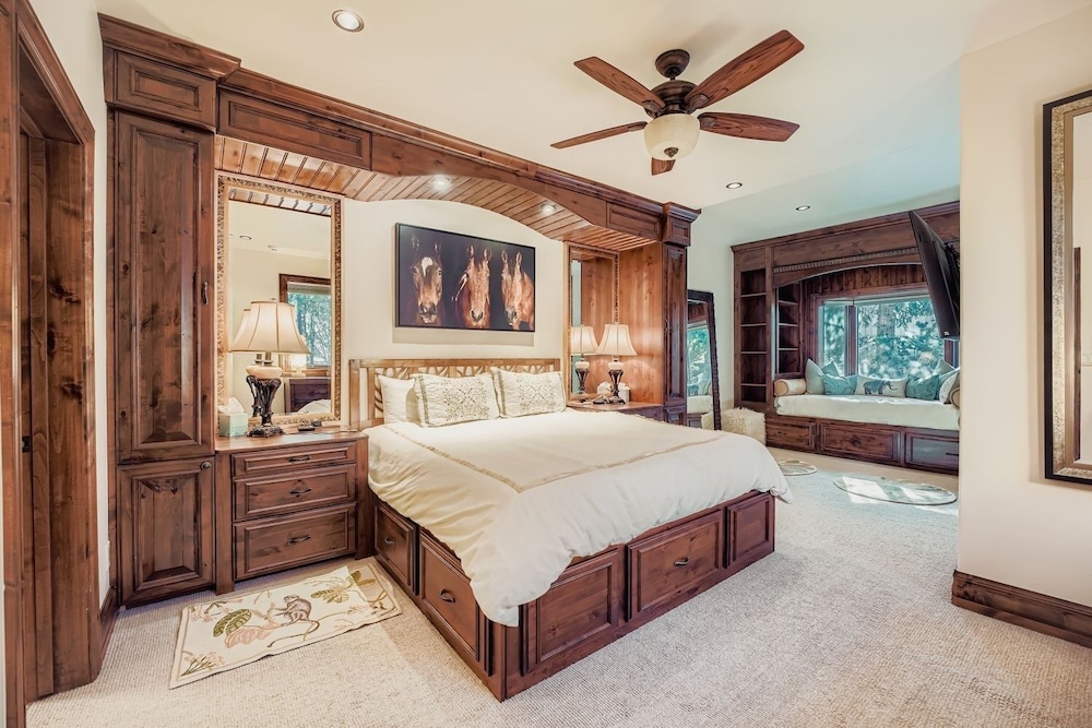 Fairway Drive Retreat 6 Bedroom Home