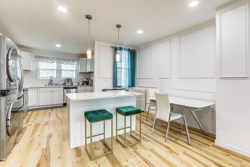 6 Mi to Eagles Games: Stylish Philly Townhome!