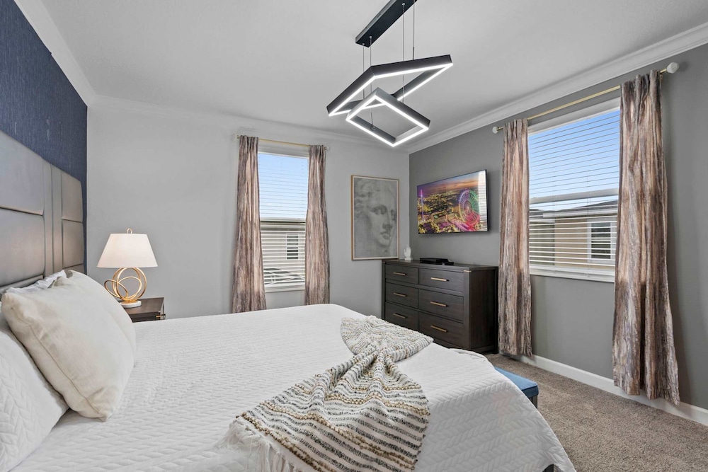 Chic Spacious 5BR Retreat Near Disney
