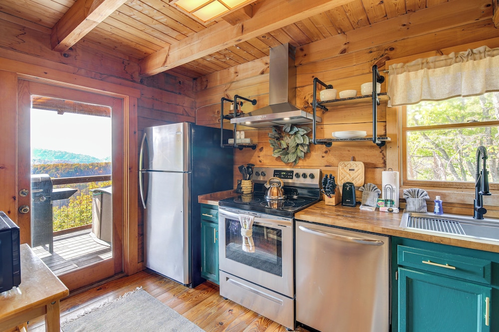 Mountain-view Deck Oasis: Cabin Near Pigeon Forge view 3