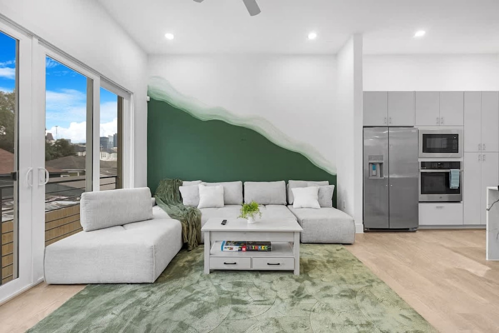 Luxurious 3 Bed3 Bath Near Downtown Houston