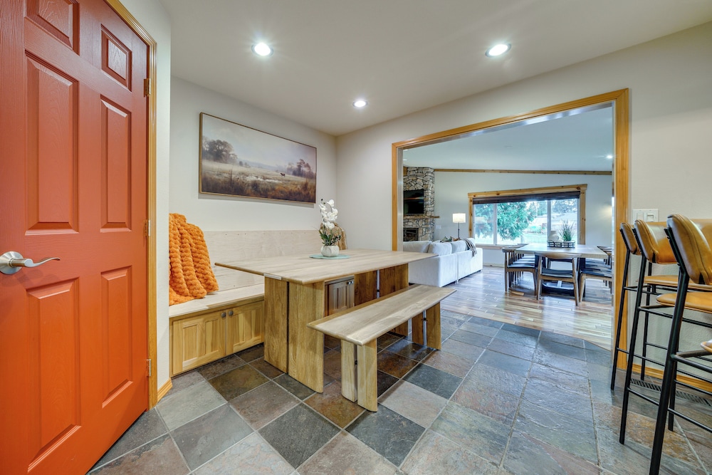 Fire Pit, Chic Deck! Family-friendly Puyallup Home