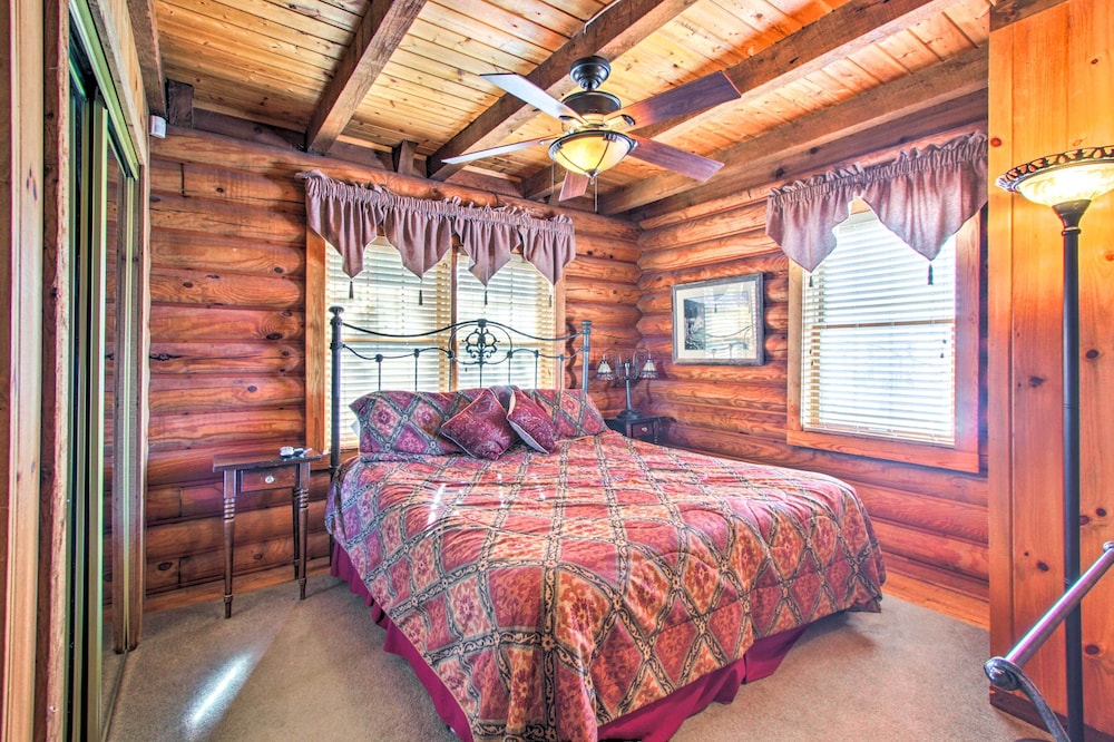 2 Mi to Ober Mtn: Hot Tub & Deck at Cozy Cabin!