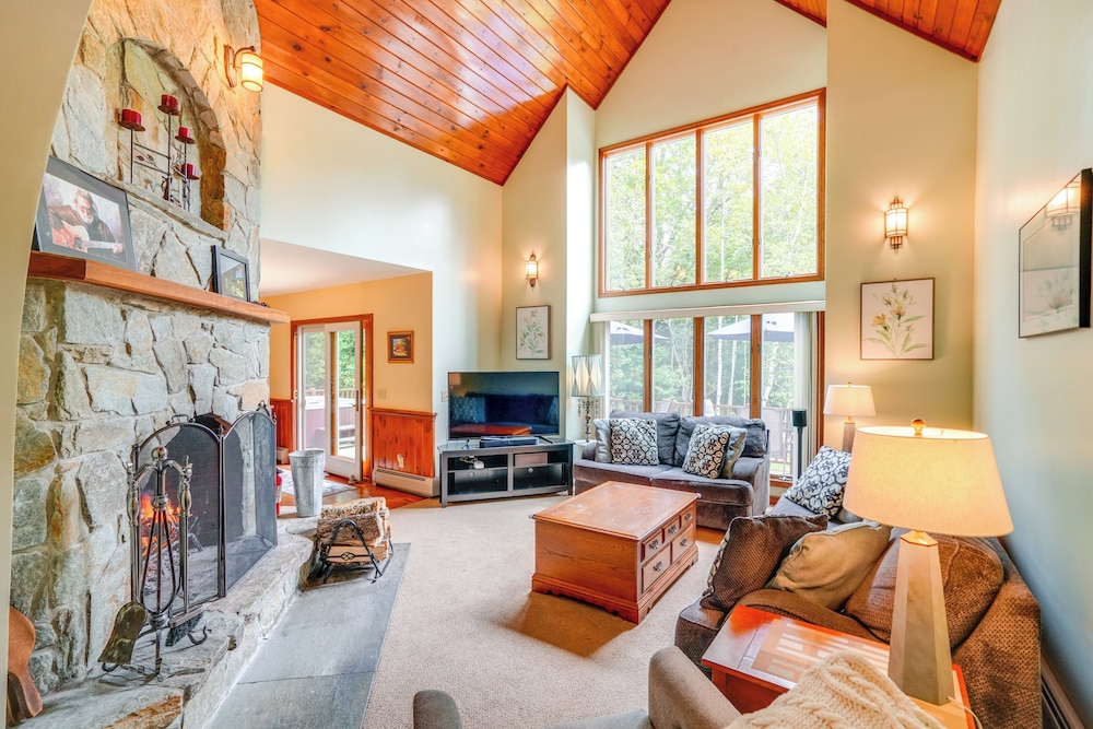 Game Room, Hot Tub! Year-round Dover Retreat