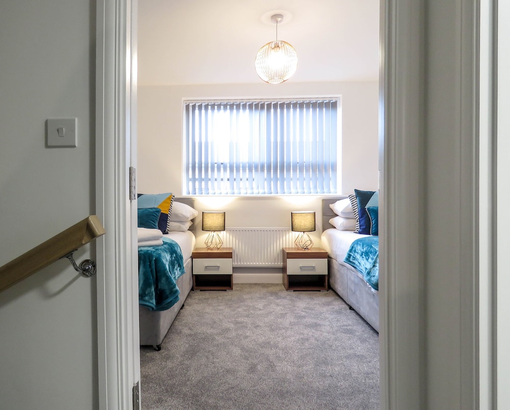 Tudors eSuites Birmingham Townhouse Private Garden Free Parking