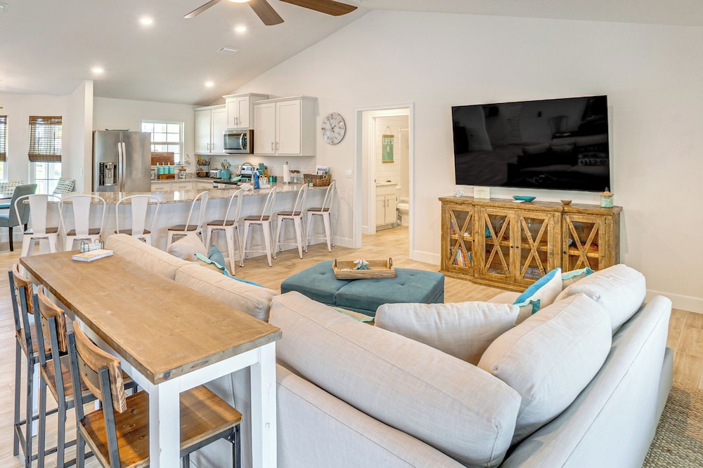 Golf Course-facing Poolside Oasis in Rotonda West!