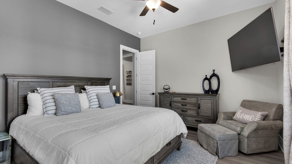 4BR Home With Deck & Grill Fun + Free Attraction Tickets!