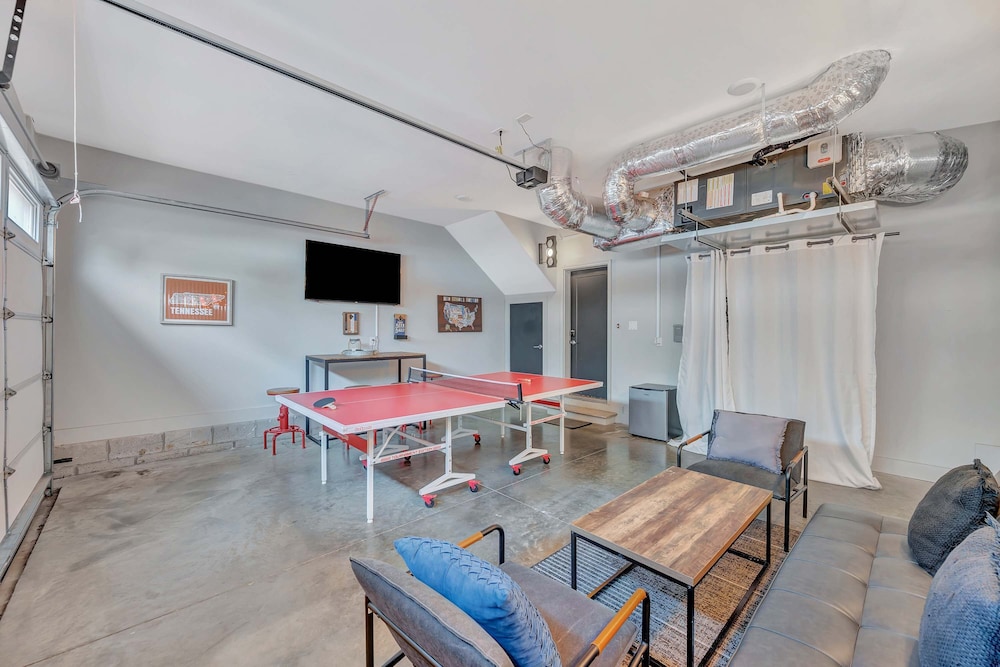 Rooftop Deck Grill Ping Pong Near Downtown Nashville