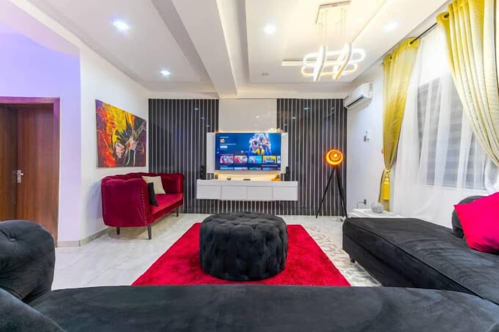 Comforts Court And Apartment