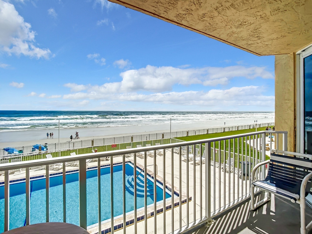 Oceania Beach Club