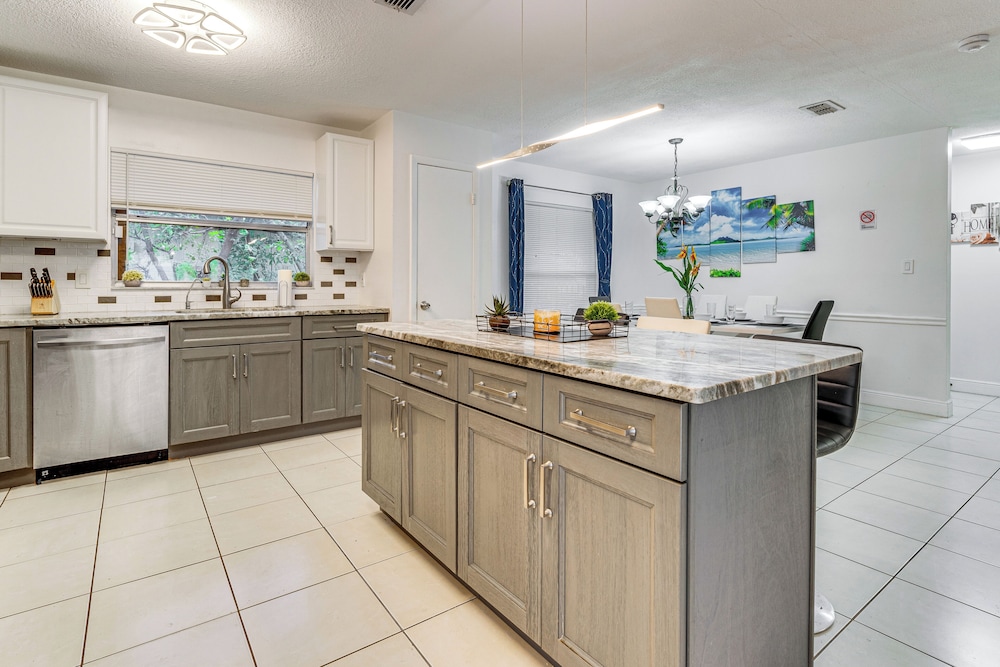 7 Mi to Gatorland: Retreat w/ Pool & Elliptical