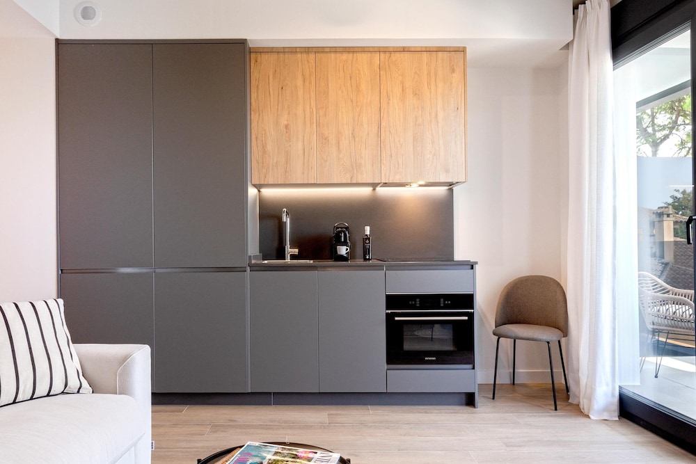 Beautiful 1 bd With 2 Private Terraces Pool and Parking Arruzafa III