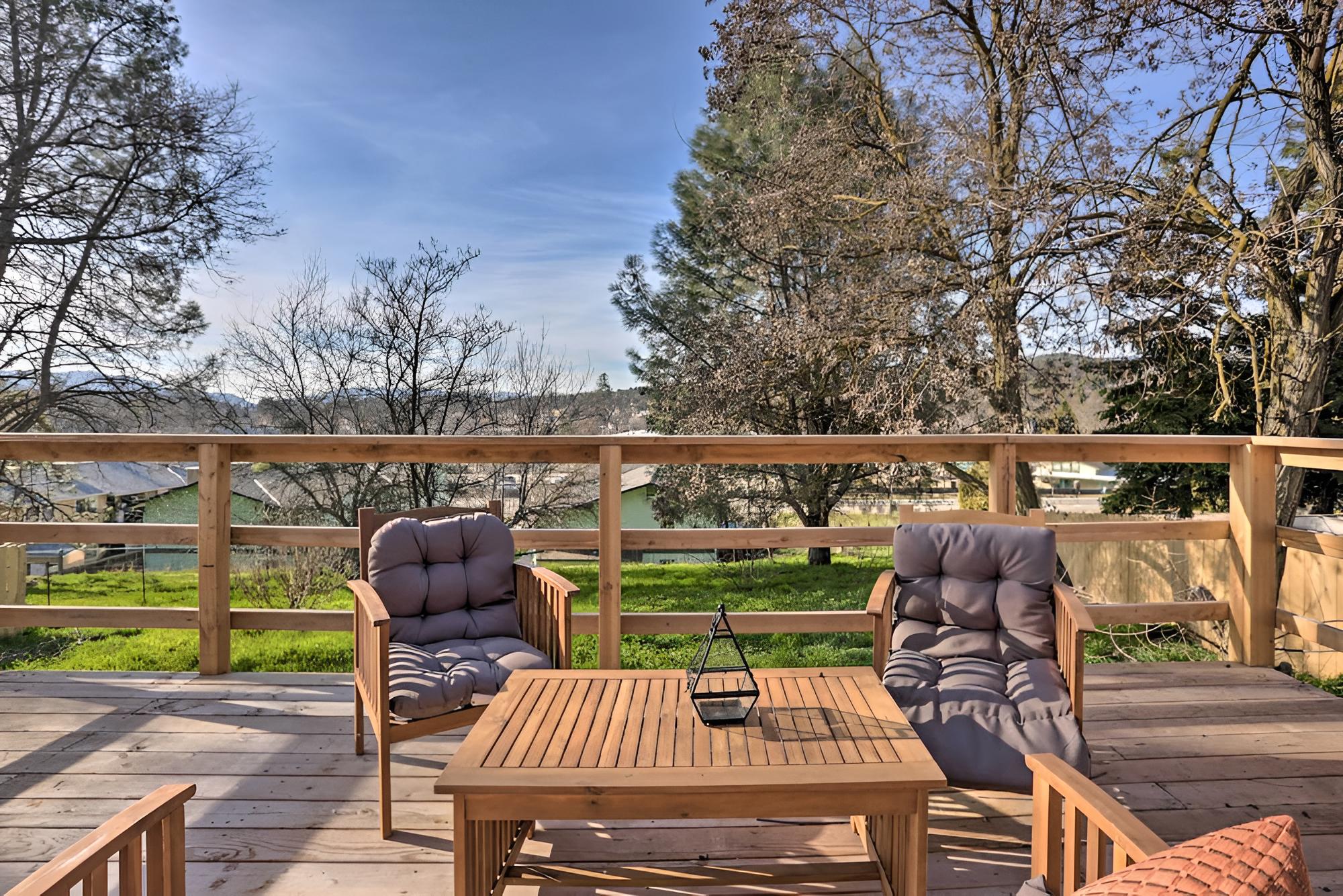Gateway to Yosemite Home: Chic Oakhurst Oasis view 2