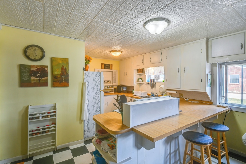 Boat & Unwind! Charming Atwood Lake Farmhouse