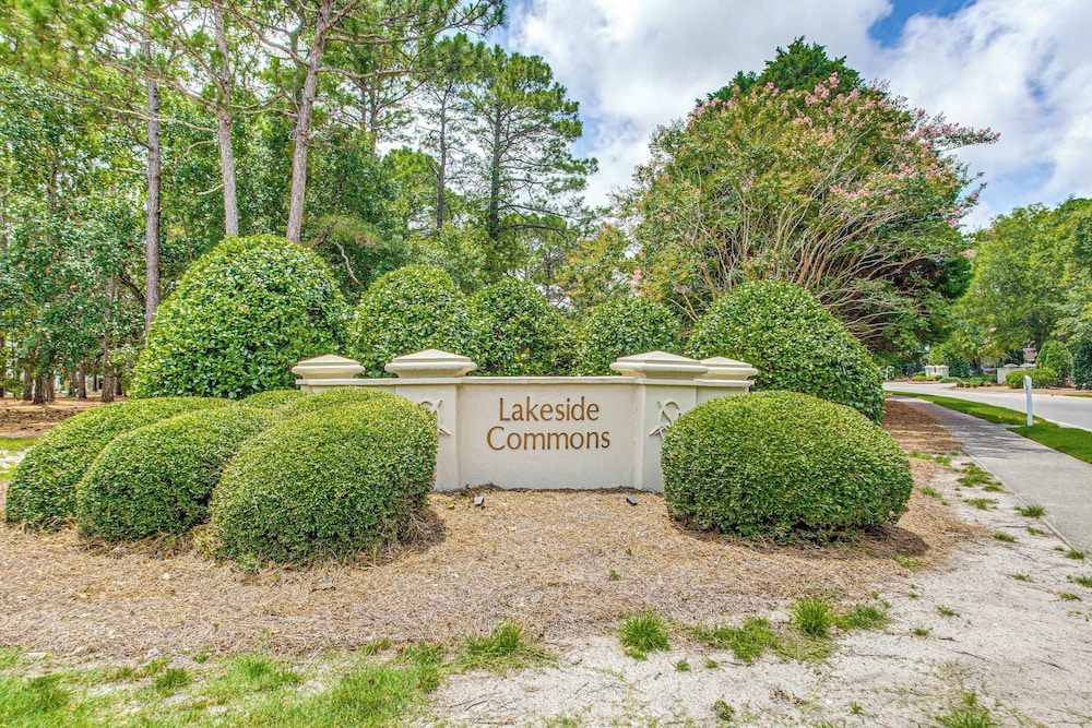 Marina & Pool: Roomy Golf-view Home in Southport