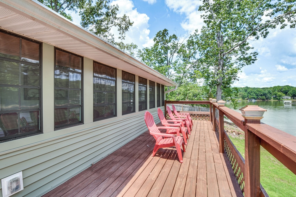 Boat, Fish, Relax: Lake Russell Retreat w/ Dock