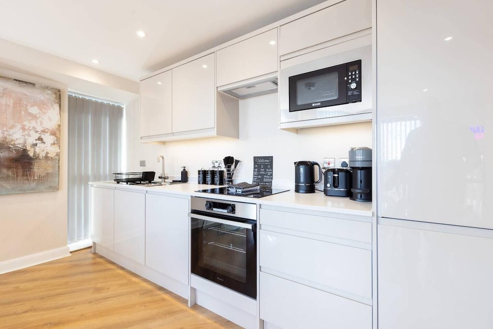 Modern City Apartment - Sleeps 4 & Walk to Arena