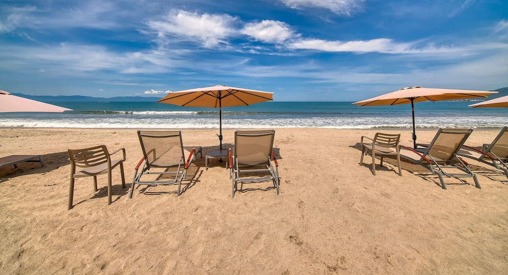 Oceanfront 2 BR Condo - Beach - Restaurant - Gym