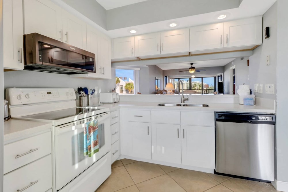 21420 Bay Village Dr 218
