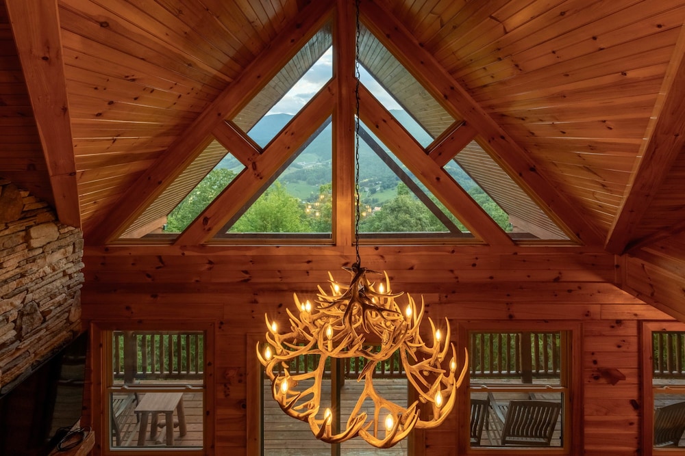 Luxury 4200 Sqft Log Cabin on 50 Acres Sleeps 16