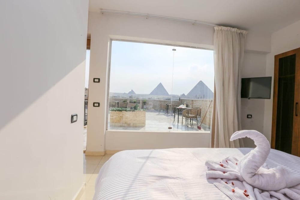 Point Pyramids View Inn
