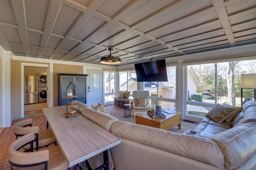 3 Mi to Dtwn Greer: Mountain-view Home!