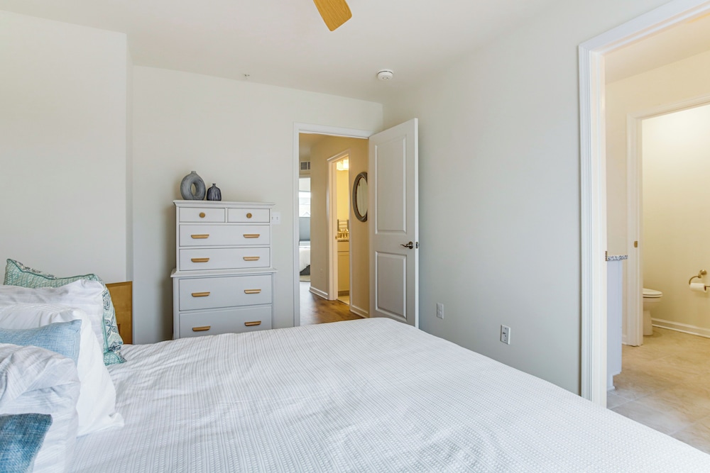 < 1 Mi to Dtwn: Waterfront Townhome in Cambridge!