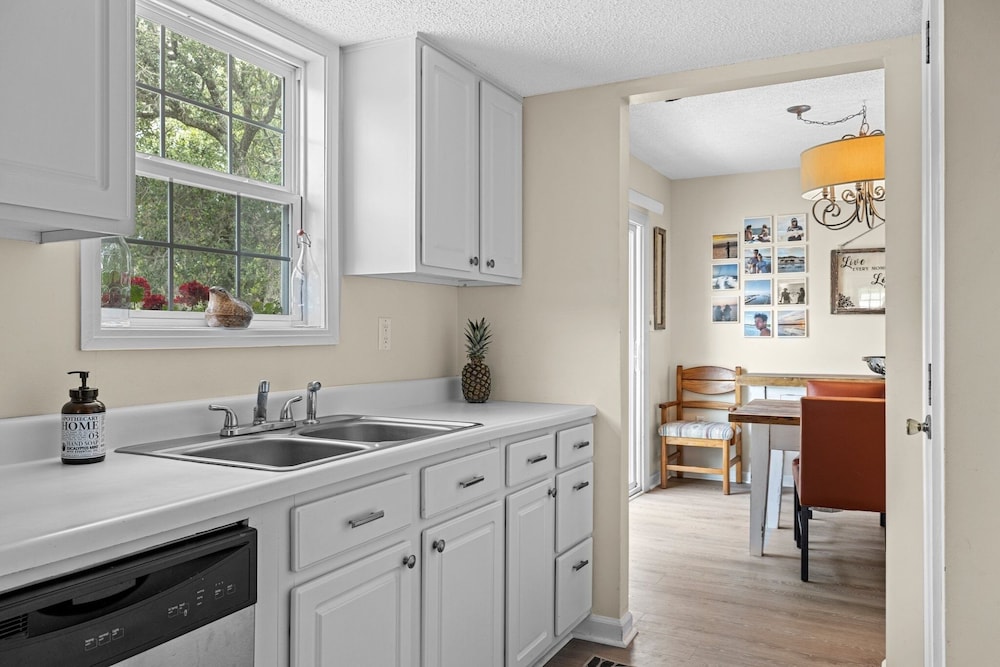 High Tider 3 Bedroom Home by RedAwning view 3