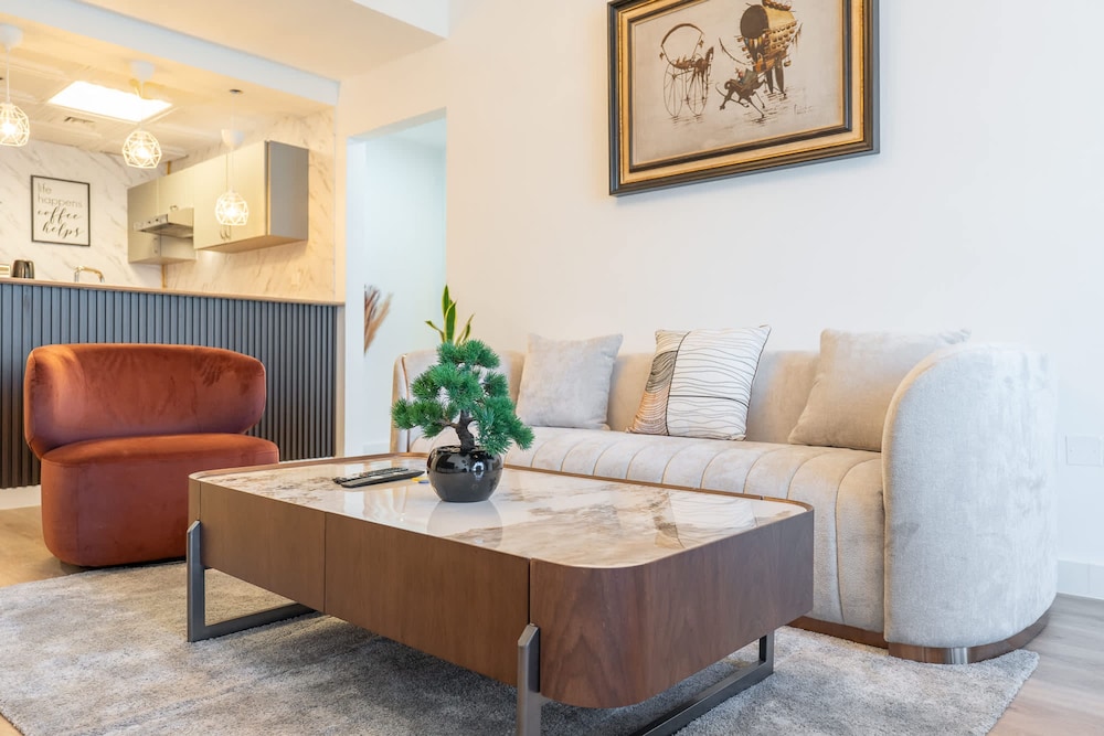 Cozy 1BR Gem in Marina With City Views