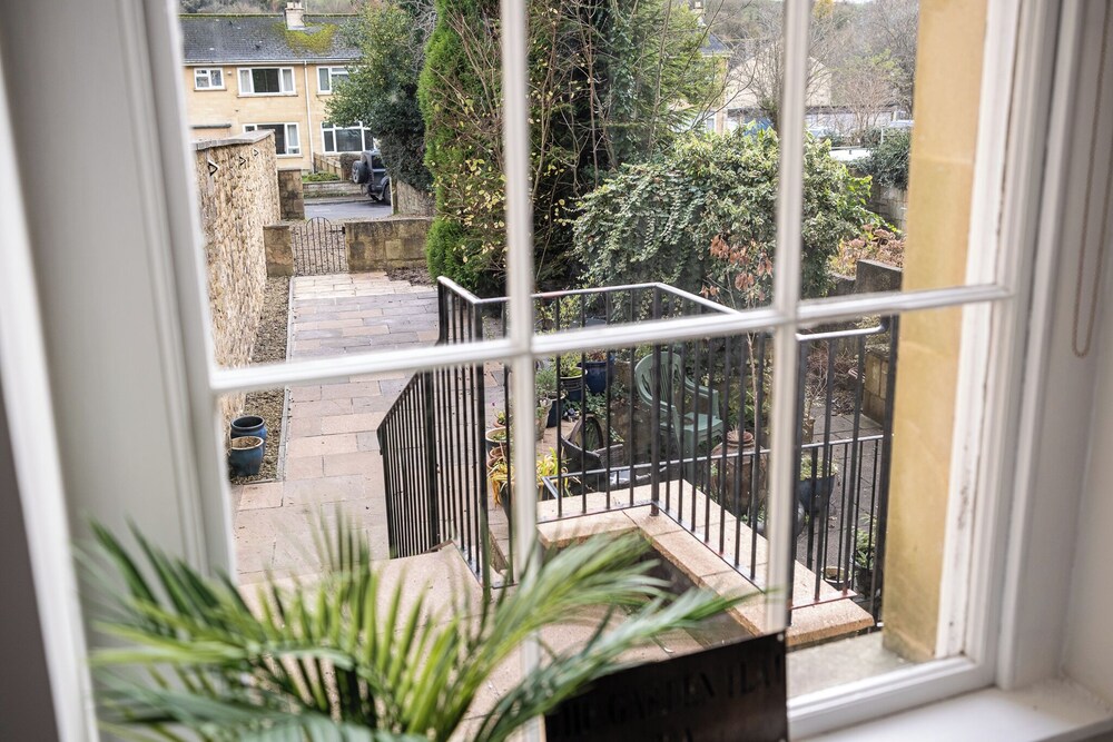 Garden Flat Apartment in Grosvenor Place
