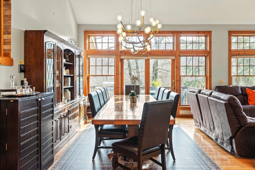 Mountain Escape With Game Room Balcony Stunning Views in the Poconos Christina