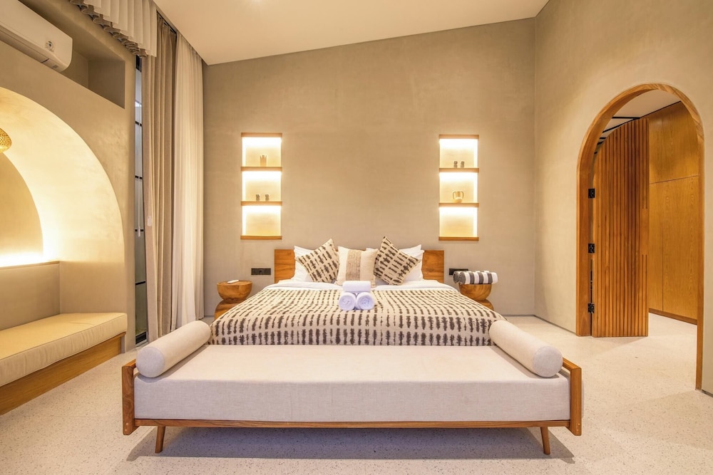 Stylish 5BR Boho Hideaway, 5 Minutes Bingin Beach