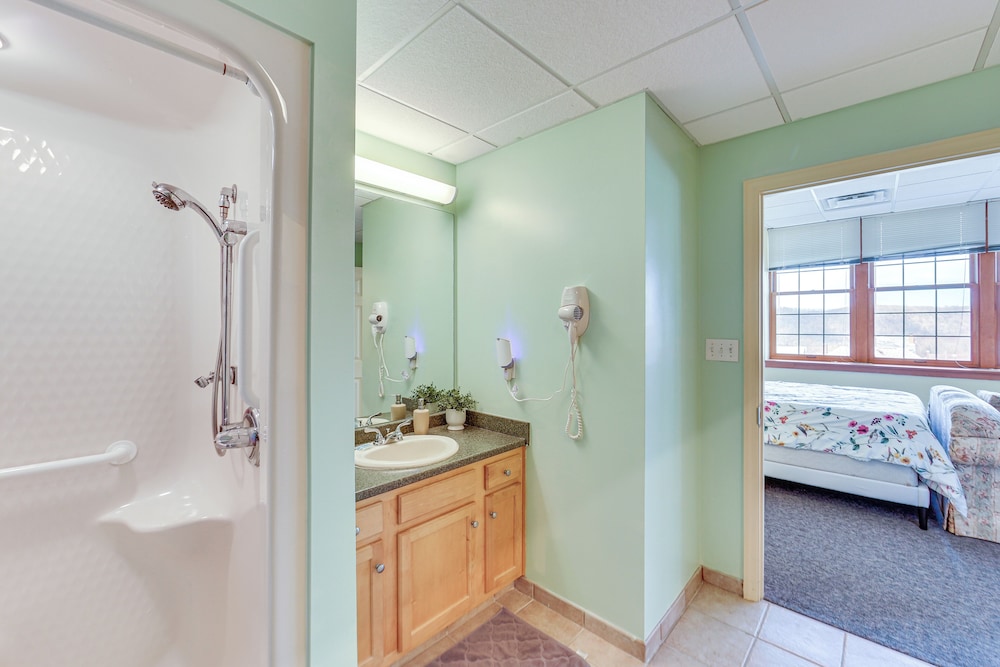 1 Mi to Allegheny River: New Kensington Studio!