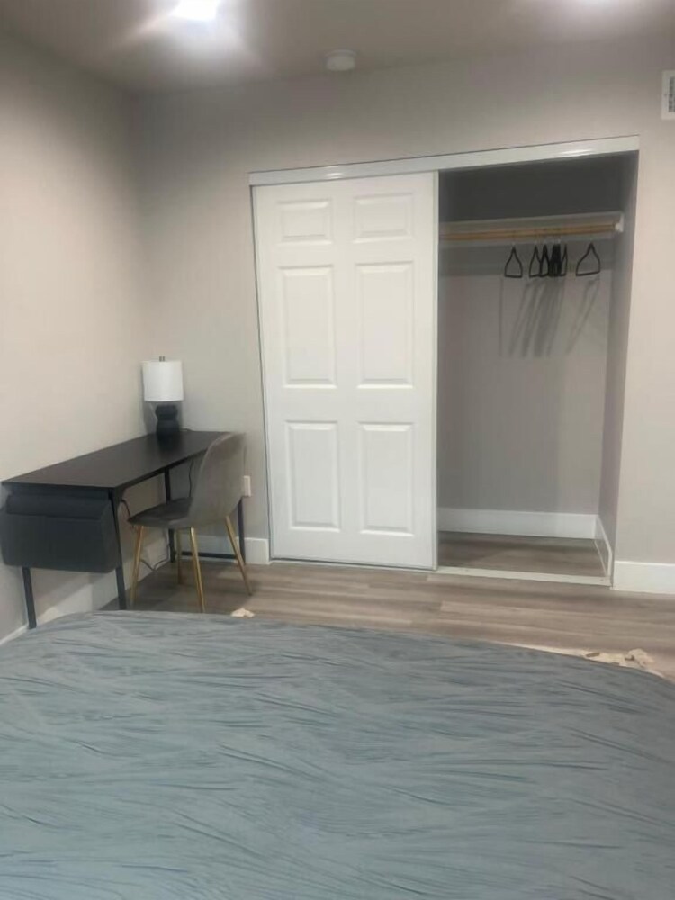 Modern LA Stay – Private Room & Bathroom
