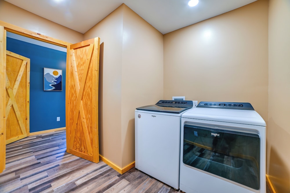 Private Lake & Dock: Log Cabin, 2 Mi to Clay!