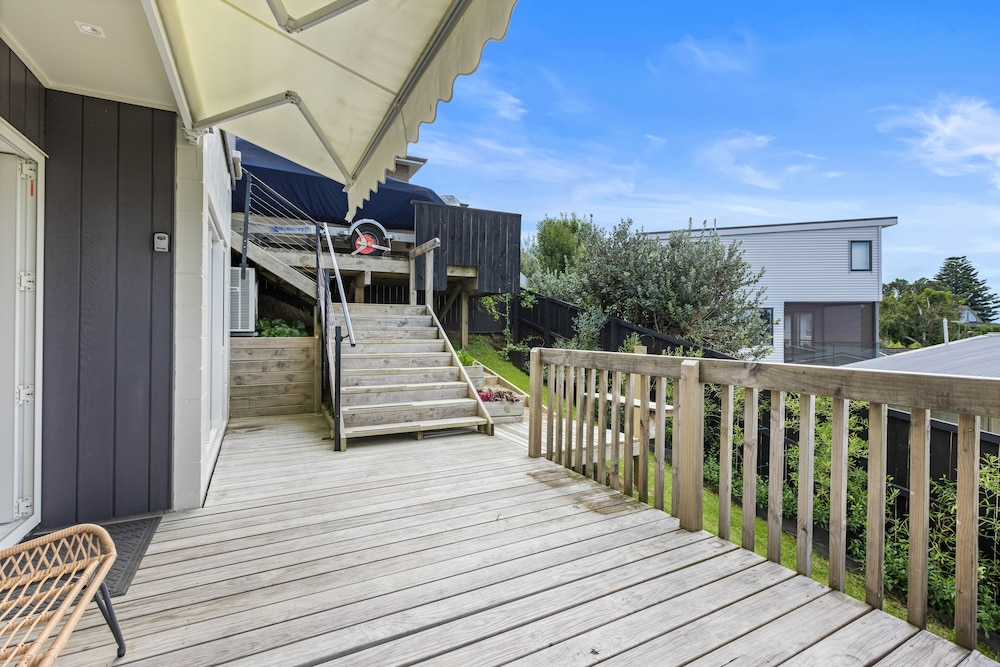 Sensational North Shore Retreat -Netflix view 2