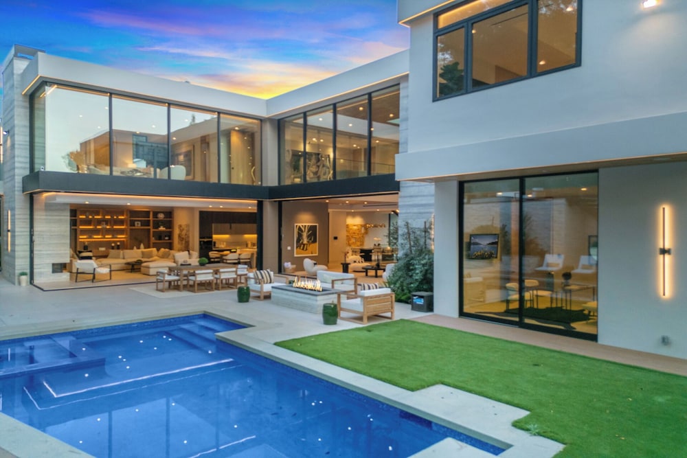 Hutton Villa - 5-bedroom Retreat in Iconic Beverly Hills Oasis