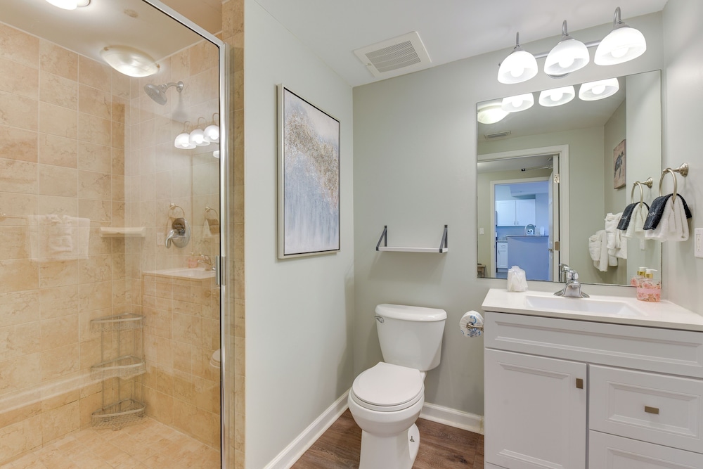 Walk to White-sand Beach: Resort Condo in Destin!