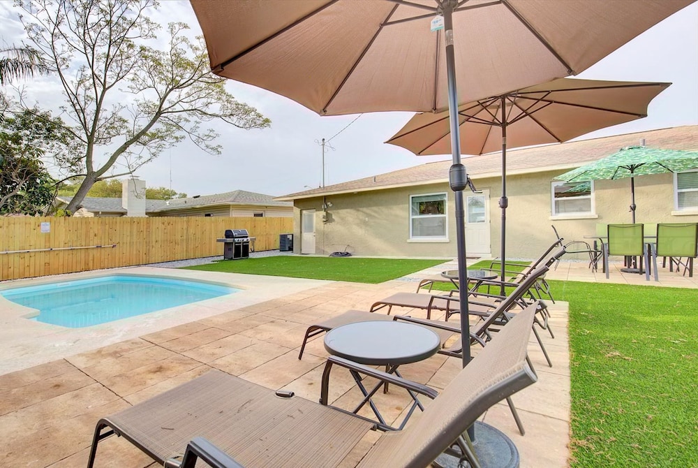 Palm Oasis 2 2 Serene Backyard Private Poolside