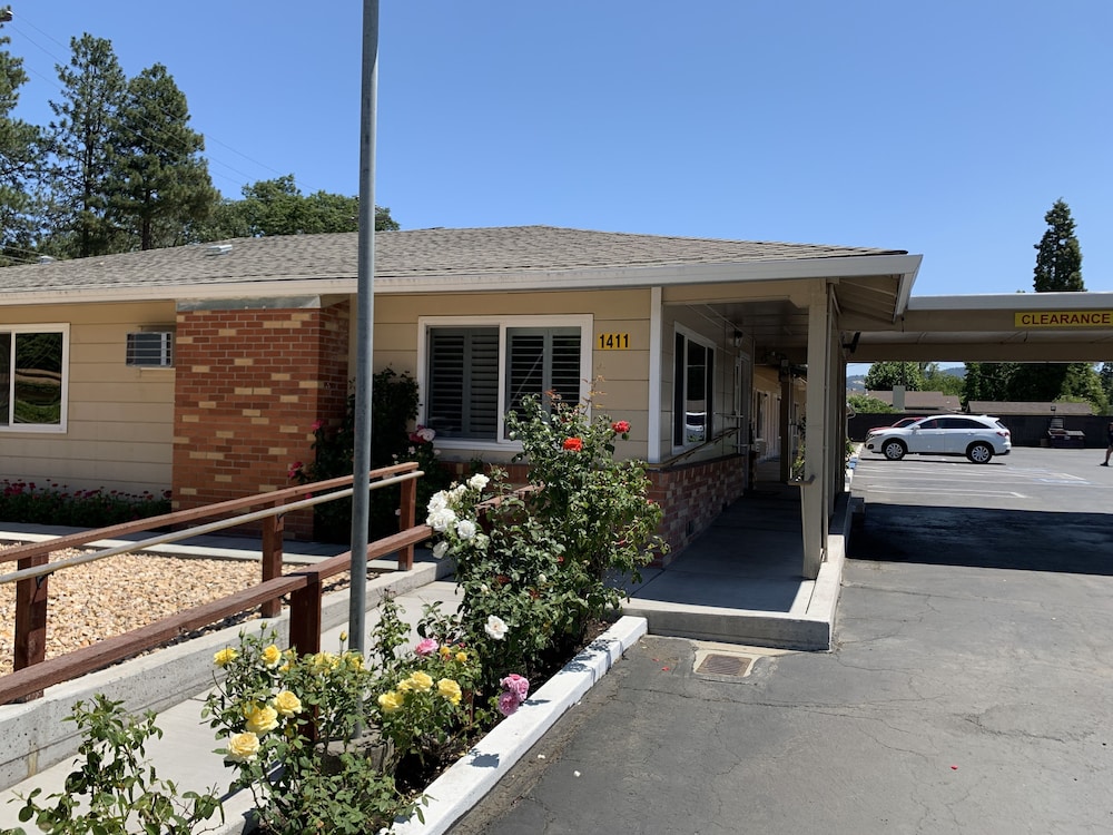 Lark Motel