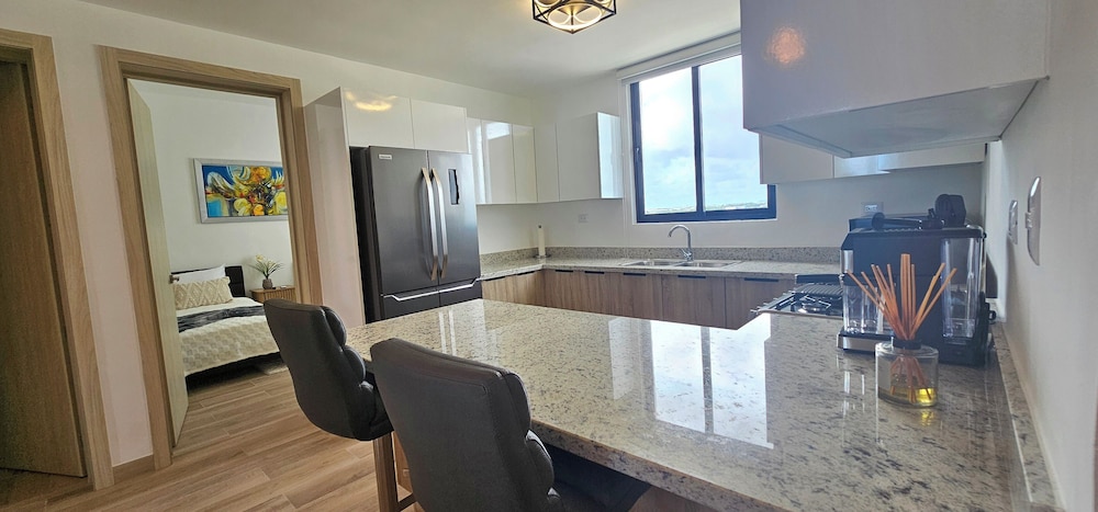The Beach Spacious 2 Bedroom 2 Bath Apartment on top Floor With Stunning Views