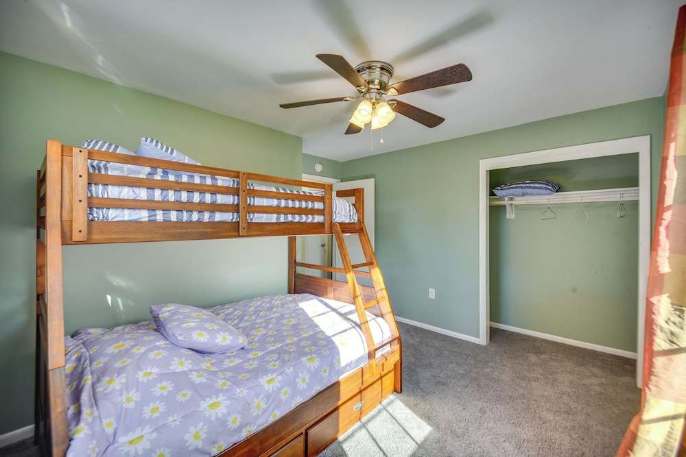 < 1 Mi to Beach! Quaint Norfolk Duplex w/ Yard