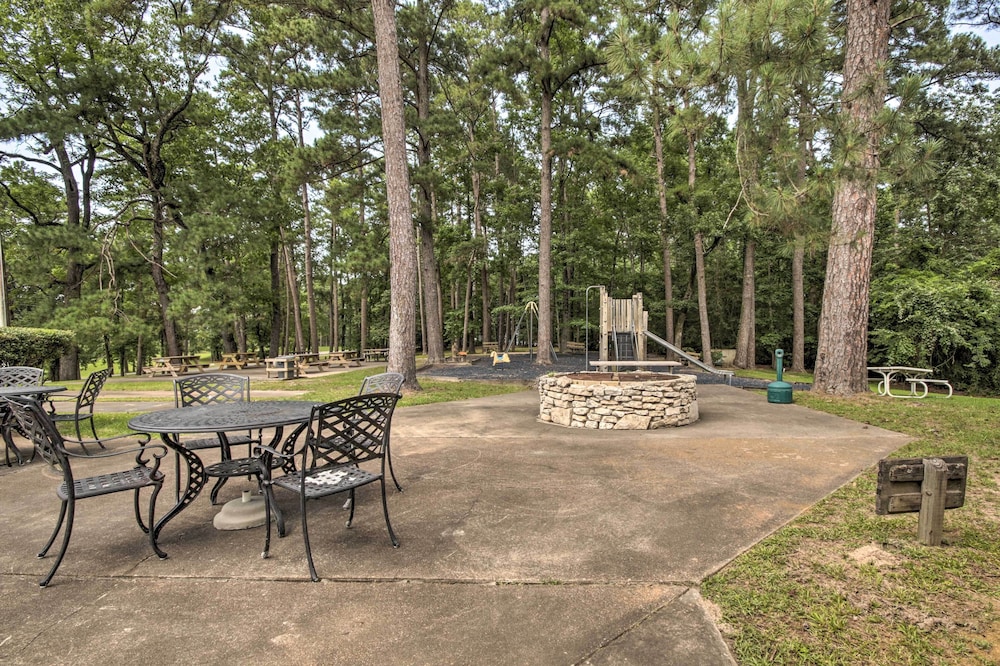 Coldspring Cottage < 1 Mi to Lake Livingston! view 2