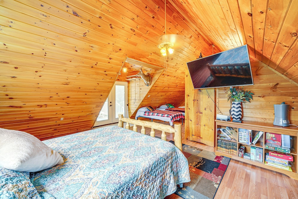 Hot Tub + Pet Friendly: Quiet French Creek Getaway