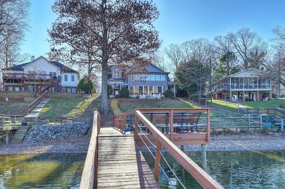 Dock Days by Avantstay Swimming Platform Dock