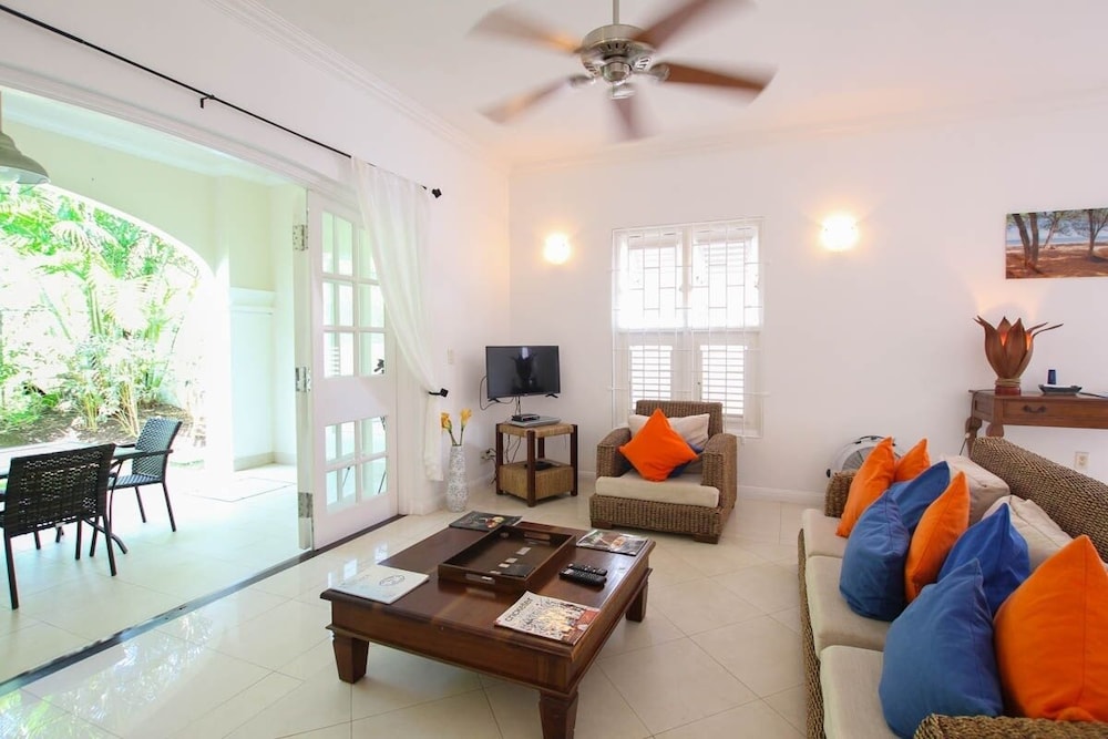 Large Townhouse with Plunge Pool, 3 mins from Beach - Turtle View 2 by BSL Rentals